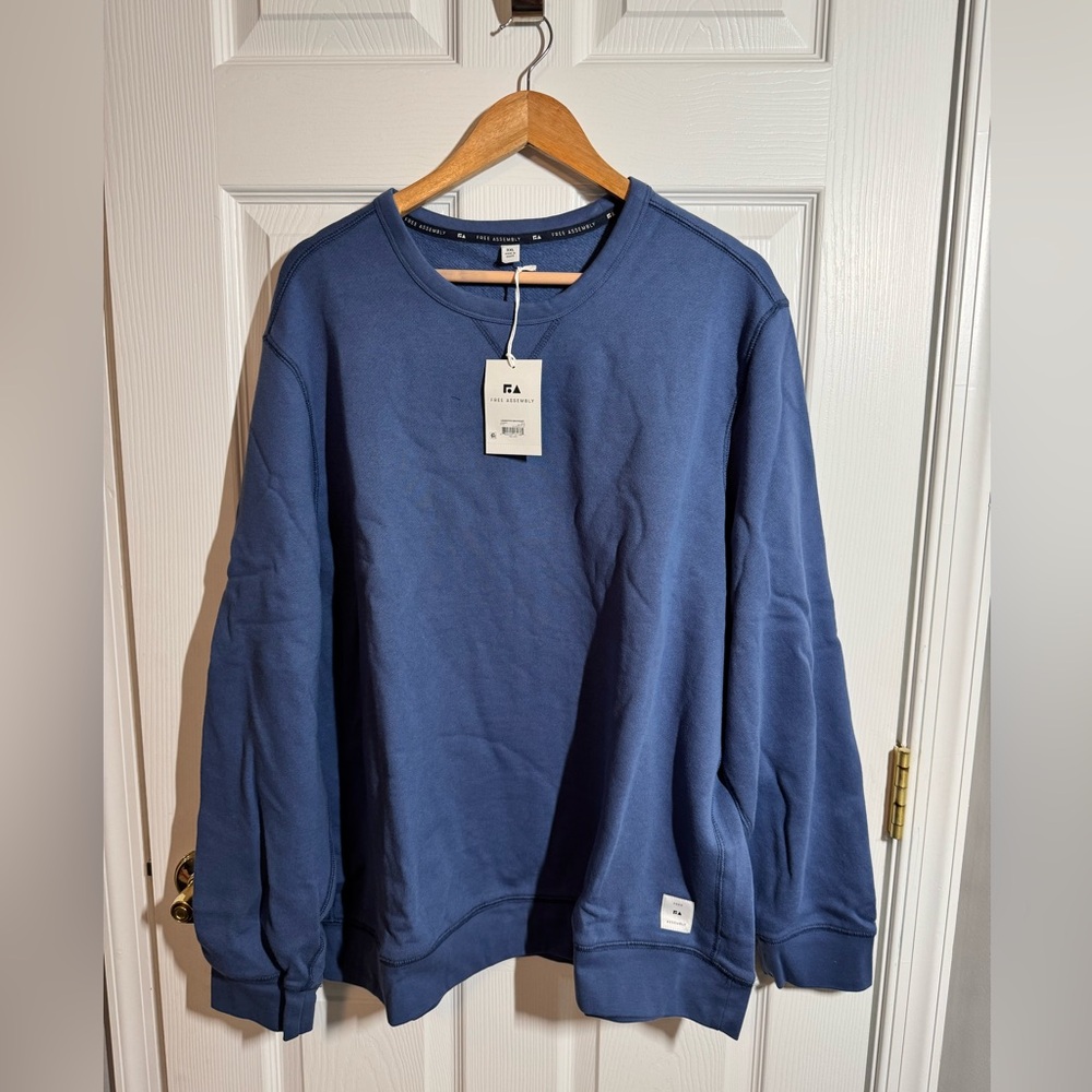 NWT - Men’s Crewneck Sweatshirt